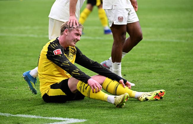 Fussball, Bundesliga, Deutschland, Herren, Saison 2025 2026, 29. Spieltag, Signal Iduna Park Dortmund: Bor. Dortmund - Bayer Leverkusen 0:1; Julian Brandt (BVB). Enttäuschung, Frust, Aktion. *** Football, Bundesliga, Germany, Men, Season 2025 2026, Matchday 29, Signal Iduna Park Dortmund Bor Dortmund Bayer Leverkusen 0 1 Julian Brandt BVB Disappointment, Frustration, Action
