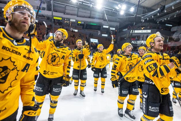 LULEA, SVERIGE 20260411 Skelleftea jublar efter lördagens semifinal 3 i SM-slutspelet i SHL mellan Lulea HF och Skelleftea AIK i Coop Norrbotten Arena. LULEA SVERIGE x11724x *** LULEA, SWEDEN 20260411 Skelleftea cheers after Saturdays semifinal 3 in the SM playoffs in SHL between Lulea HF and Skelleftea AIK in Coop Norrbotten Arena LULEA SWEDEN x11724x  Copyright: xPärxBäckström TTx SHL SEMIFINAL LULEA-SKELLEFTEA