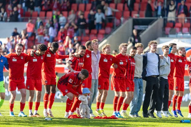 Team feiert mit Fans den Sieg nach dem Spiel Arm in Arm ausgelassen, GER, 1.FC Heidenheim vs. 1.FC Union Berlin, Fussball, Bundesliga, 29. Spieltag, Spielzeit 2025 2026, 11.04.2026, DFL DFB REGULATIONS PROHIBIT ANY USE OF PHOTOGRAPHS AS IMAGE SEQUENCES AND OR QUASI-VIDEO, GER, 1.FC Heidenheim vs. 1.FC Union Berlin, Fussball, Bundesliga, 29. Spieltag, Spielzeit 2025 2026, 11.04.2026 Heidenheim *** Team celebrates the victory arm in arm with fans after the match, GER, 1 FC Heidenheim vs 1 FC Union Berlin, Football, Bundesliga, Matchday 29, Season 2025 2026, 11 04 2026, DFL DFB REGULATES PROHIBIT ANY USE OF PHOTOGRAPHS AS IMAGE SEQUENCES AND OR QUASI VIDEO, GER, 1 FC Heidenheim vs 1 FC Union Berlin, Football, Bundesliga, Matchday 29, Season 2025 2026, 11 04 2026 Heidenheim Copyright: xEibner-Pressefoto JanixPlessx EP_JPL