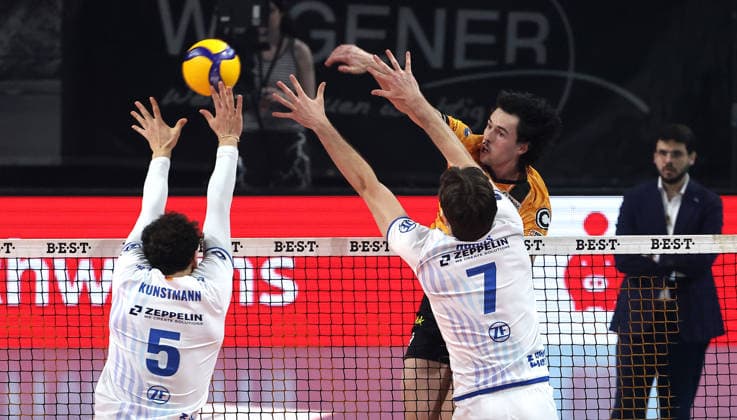 Nolan Flexen in attack, Louis Kunstmann, Kyle Hobus duel Match scene Action Sport Volleyball Bundesliga Mens Play Off Semi-final 1 Match Matchday Season 2025 2026 11 04 2026 BR Volleys Berlin BRV vs VfB Friedrichshafen