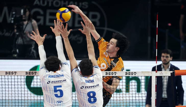 Nolan Flexen in attack, Louis Kunstmann, Aleksa Batak in block duel Game scene Action Sport Volleyball Bundesliga Mens Play Off Semi-Final 1 Match Matchday Season 2025 2026 11 04 2026 BR Volleys Berlin BRV vs VfB Friedrichshafen