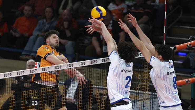Ruben Schott in attack, Gustavo Maciel, Aleksa Batak in block duel Game scene Action Sport Volleyball Bundesliga Mens Play Off Semi-Final 1 Match Matchday Season 2025 2026 11 04 2026 BR Volleys Berlin BRV vs VfB Friedrichshafen