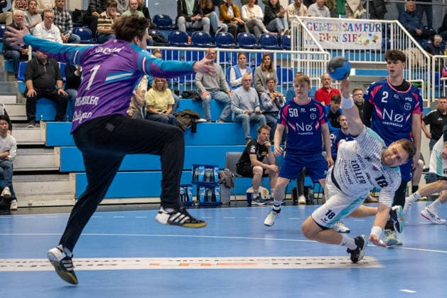 Fabian Wiederstein SG BBM Bietigheim, 18 comes to throw against Louis Oberosler TSV Bayer Dormagen, 01 TSV Bayer Dormagen vs SG BBM Bietigheim, Handball, 2 HBL, 27 Matchday, Season 2025 2026, 11 04 2026 TSV Bayer Dormagen vs SG BBM Bietigheim, Handball, 2 HBL, 27 Matchday, Season 2025 2026, 11 04 2026 Dormagen Copyright: xEibner-Pressefoto ThomasxHaeslerx EP_THR