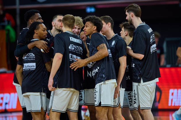 Team circle BMA365 Bamberg Baskets before the start of the match GER, ratiopharm ulm vs BMA365 Bamberg Baskets, Basketball, Matchday 29, EasyCredit BBL, Season 2025 2026, 11 04 2026 GER, ratiopharm ulm vs BMA365 Bamberg Baskets, Basketball, Matchday 29, EasyCredit BBL, Season 2025 2026, 11 04 2026 New Ulm Copyright: xEibner-Pressefoto GeraldxOelze-dexStoppanyx EP_ODS
