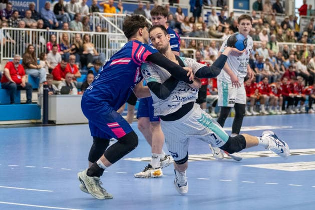 Duel between Luca Krist TSV Bayer Dormagen, 02 and Dominik Claus SG BBM Bietigheim, 07 TSV Bayer Dormagen vs SG BBM Bietigheim, Handball, 2 HBL, Matchday 27, Season 2025 2026, 11 04 2026 TSV Bayer Dormagen vs SG BBM Bietigheim, Handball, 2 HBL, Matchday 27, Season 2025 2026, 11 04 2026 Dormagen Copyright: xEibner-Pressefoto ThomasxHaeslerx EP_THR