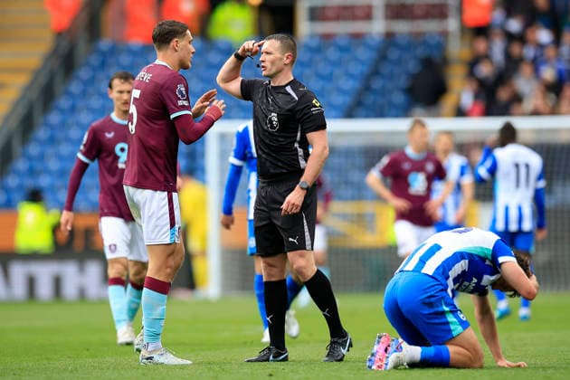 Burnley v Brighton and Hove Albion, Premier League Referee Tom Bramall indicates to Maxime Esteve (5) of Burnley that he stopped play due to a head injury during the Premier League match between Burnley and Brighton and Hove Albion at Turf Moor, Burnley, UK on 11 April 2026. Burnley Turf Moor Lancashire UK Editorial use only DataCo restrictions apply See www.football-dataco.com , Copyright: xConorxMolloyx PSI-24053-0062