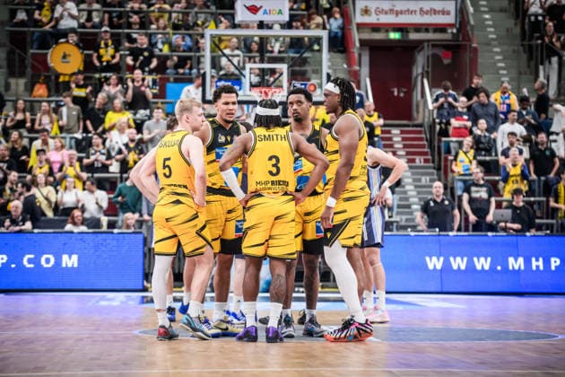 Team circle, team spirit, Brandon Tischler MHP RIESEN Ludwigsburg, 24 , left Elijah Hughes MHP RIESEN Ludwigsburg, 07 , right and team GER, MHP Riesen Ludwigsburg vs ALBA Berlin, Basketball Bundesliga, easycredit BBL, Matchday 29, Season 2025 2026, 11 04 2026 GER, MHP Riesen Ludwigsburg vs ALBA Berlin, Basketball Bundesliga, easycredit BBL, Matchday 29, Season 2025 2026, 11 04 2026 Ludwigsburg Copyright: xSandyxDinkelackerx EP_SDR