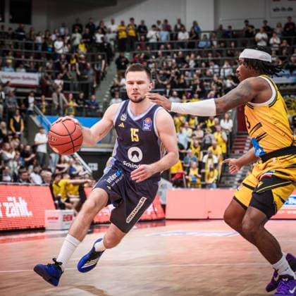 Martin Hermannsson ALBA Berlin, 15 vs Stefan Smith MHP RIESEN Ludwigsburg, 03 GER, MHP Riesen Ludwigsburg vs ALBA Berlin, Basketball Bundesliga, easycredit BBL, 29 Matchday, Season 2025 2026, 11 04 2026 GER, MHP Riesen Ludwigsburg vs ALBA Berlin, Basketball Bundesliga, easycredit BBL, 29 Matchday, Season 2025 2026, 11 04 2026 Ludwigsburg Copyright: xSandyxDinkelackerx EP_SDR