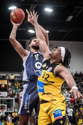 Norris Agbakoko ALBA Berlin, 17 vs Keeshawn Kellman MHP RIESEN Ludwigsburg, 32 GER, MHP Riesen Ludwigsburg vs ALBA Berlin, Basketball Bundesliga, easycredit BBL, 29 Matchday, Season 2025 2026, 11 04 2026 GER, MHP Riesen Ludwigsburg vs ALBA Berlin, Basketball Bundesliga, easycredit BBL, 29 Matchday, Season 2025 2026, 11 04 2026 Ludwigsburg Copyright: xSandyxDinkelackerx EP_SDR