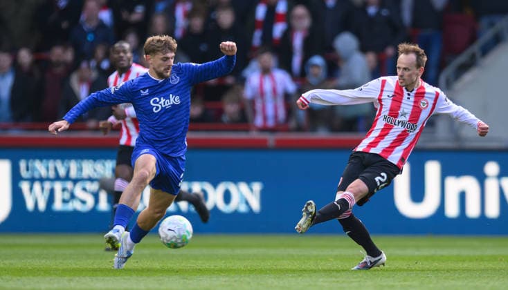 Brentford v Everton Premier League Mikkel Damsgaard of Brentford and Kiernan Dewsbury-Hall of Everton during the Premier League match at the Gtech Community Stadium, Brentford 11 04 2026 UK Newspapers OUT Copyright: xGraemexWilcocksonx FIL-23267-0138