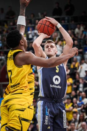 Sam Griesel ALBA Berlin, 05 vs Elijah Hughes MHP RIESEN Ludwigsburg, 07 GER, MHP Riesen Ludwigsburg vs ALBA Berlin, Basketball Bundesliga, easycredit BBL, 29 Matchday, Season 2025 2026, 11 04 2026 GER, MHP Riesen Ludwigsburg vs ALBA Berlin, Basketball Bundesliga, easycredit BBL, 29 Matchday, Season 2025 2026, 11 04 2026 Ludwigsburg Copyright: xSandyxDinkelackerx EP_SDR