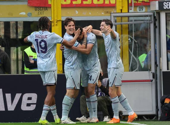 Foto IPP Roberto Bregani Milano 11-04-2026 Calcio Campionato di Serie A 2025 2026, Milan- Udinese Nella foto i giocatori dell Udinese festeggiano il gol segnato da Arthur Atta dell Udinese. Italy Photo Press World Copyright. italy ITALY  Copyright: xR4924_italyphotopressx
