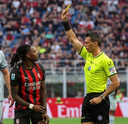 Foto IPP Roberto Bregani Milano 11-04-2026 Calcio Campionato di Serie A 2025 2026, Milan- Udinese Nella foto l arbitro Matteo Marchetti ammonisce Rafael Leao del Milan. Italy Photo Press World Copyright. italy ITALY  Copyright: xR4924_italyphotopressx