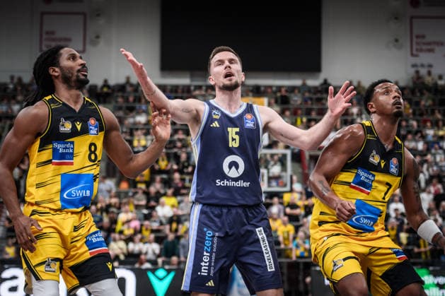 Martin Hermannsson ALBA Berlin, 15 visibly unhappy with the game situation, left Terrell Harris MHP RIESEN Ludwigsburg, 08 and right Elijah Hughes MHP RIESEN Ludwigsburg, 07 GER, MHP Riesen Ludwigsburg vs ALBA Berlin, Basketball Bundesliga, easycredit BBL, Matchday 29, Season 2025 2026, 11 04 2026 GER, MHP Riesen Ludwigsburg vs ALBA Berlin, Basketball Bundesliga, easycredit BBL, Matchday 29, Season 2025 2026, 11 04 2026 Ludwigsburg Copyright: xSandyxDinkelackerx EP_SDR