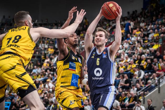 Malte Delow (ALBA Berlin, 06) vs. Jonas Wohlfarth-Bottermann (MHP RIESEN Ludwigsburg, 18) und Elijah Hughes (MHP RIESEN Ludwigsburg, 07) GER, MHP Riesen Ludwigsburg vs. ALBA Berlin, Basketball Bundesliga, easycredit BBL, 29. Spieltag, Spielzeit 2025 2026, 11.04.2026 GER, MHP Riesen Ludwigsburg vs. ALBA Berlin, Basketball Bundesliga, easycredit BBL, 29. Spieltag, Spielzeit 2025 2026, 11.04.2026 Ludwigsburg *** Malte Delow ALBA Berlin, 06 vs Jonas Wohlfarth Bottermann MHP RIESEN Ludwigsburg, 18 and Elijah Hughes MHP RIESEN Ludwigsburg, 07 GER, MHP Riesen Ludwigsburg vs ALBA Berlin, Basketball Bundesliga, easycredit BBL, 29 Matchday, Season 2025 2026, 11 04 2026 GER, MHP Riesen Ludwigsburg vs ALBA Berlin, Basketball Bundesliga, easycredit BBL, 29 Matchday, Season 2025 2026, 11 04 2026 Ludwigsburg Copyright: xSandyxDinkelackerx EP_SDR