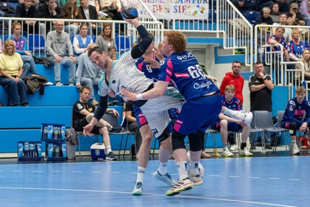 duel between Florian Boehnert TSV Bayer Dormagen, 09 , Dominik Claus SG BBM Bietigheim, 07 and Julius Hein TSV Bayer Dormagen, 66 TSV Bayer Dormagen vs SG BBM Bietigheim, Handball, 2 HBL, Matchday 27, Season 2025 2026, 11 04 2026 TSV Bayer Dormagen vs SG BBM Bietigheim, Handball, 2 HBL, Matchday 27, Season 2025 2026, 11 04 2026 Dormagen Copyright: xEibner-Pressefoto ThomasxHaeslerx EP_THR