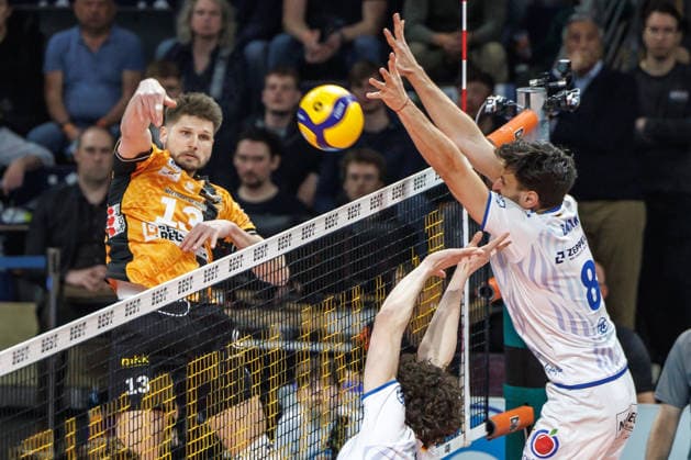 11 04 26, Berlin, Volleyball 1 Bundesliga, Men, Final, 1 Matchday, BR Volleys VFB Friedrichshafen, Max Schmeling Halle Ruben Schott BR Volleys plays the ball over the net BR Volleys VFB Friedrichshafen