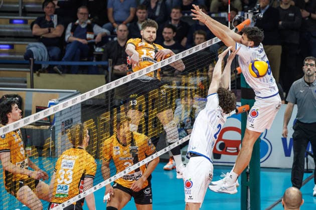 11 04 26, Berlin, Volleyball 1 Bundesliga, Men, Final, 1 Matchday, BR Volleys VFB Friedrichshafen, Max Schmeling Halle Ruben Schott BR Volleys plays the ball over the net BR Volleys VFB Friedrichshafen