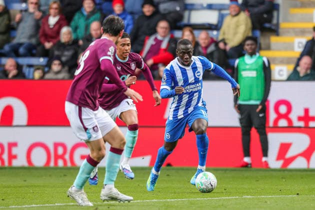 Burnley v Brighton & Hove Albion, Premier League Yankuba Minteh of Brighton & Hove Albion breaks with the ball during the Burnley v Brighton & Hove Albion Premier League match at Turf Moor, Burnley, England on 11 April 2026 Credit: Richard Bierton Every Second Media Editorial use only. All images are copyright Every Second Media Limited. No images may be reproduced without prior permission. All rights reserved. Premier League and Football League images are subject to licensing agreements with Football DataCo Limited. see https: www.football-dataco.com Copyright: xIMAGO EveryxSecondxMediax ESM-1901-0036 RichardxBiertonx xEveryxSecondxMediax