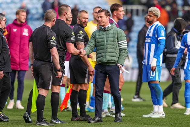 Burnley v Brighton & Hove Albion, Premier League Scott Parker manager of Burnley shakes hands with Referee Thomas Bramall during the Burnley v Brighton & Hove Albion Premier League match at Turf Moor, Burnley, England on 11 April 2026 Credit: Richard Bierton Every Second Media Editorial use only. All images are copyright Every Second Media Limited. No images may be reproduced without prior permission. All rights reserved. Premier League and Football League images are subject to licensing agreements with Football DataCo Limited. see https: www.football-dataco.com Copyright: xIMAGO EveryxSecondxMediax ESM-1901-0044 RichardxBiertonx xEveryxSecondxMediax