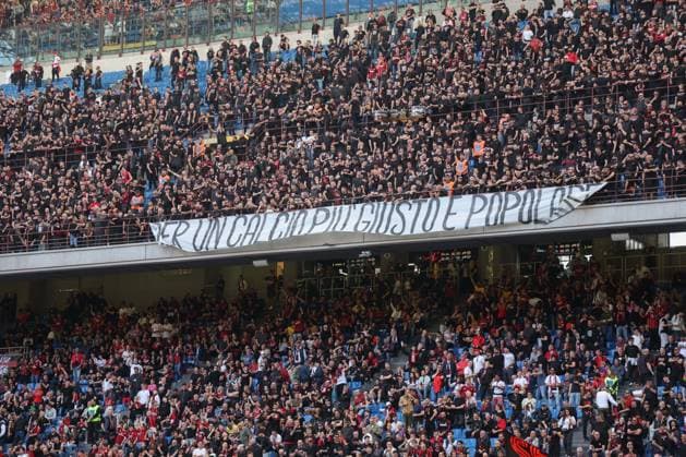 Foto IPP Roberto Bregani Milano 11-04-2026 Calcio Campionato di Serie A 2025 2026, Milan- Udinese Nella foto I tifosi del Milan curva con e IL MESSAGGIO DELLA CURVA SUD: «PER UN CALCIO PIÙ GIUSTO E POPOLARE dopo il divieto di seguire la squadra in trasferta Italy Photo Press World Copyright. italy ITALY  Copyright: xR4924_italyphotopressx