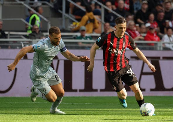 Foto IPP Roberto Bregani Milano 11-04-2026 Calcio Campionato di Serie A 2025 2026, Milan- Udinese Nella foto Alexis Saelemaekers del Milan in azione contro Jesper Karlstrom dell Udinese. Italy Photo Press World Copyright. italy ITALY  Copyright: xR4924_italyphotopressx