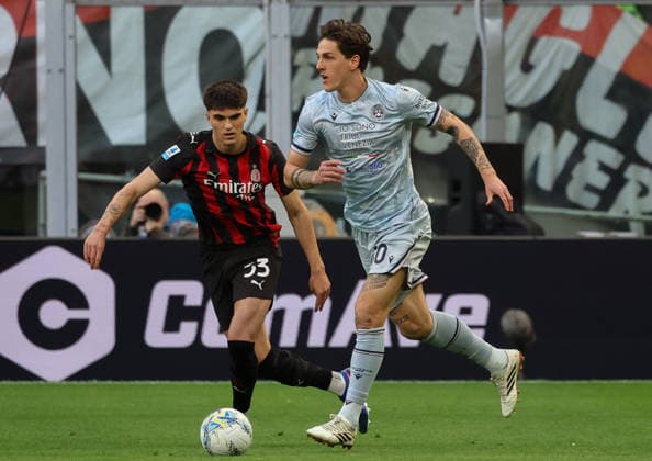 Foto IPP Roberto Bregani Milano 11-04-2026 Calcio Campionato di Serie A 2025 2026, Milan- Udinese Nella foto Nicolò Zaniolo dell Udinese in azione contro Davide Bartesaghi del Milan. Italy Photo Press World Copyright. italy ITALY  Copyright: xR4924_italyphotopressx