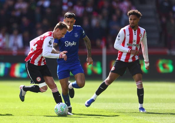 Brentford v Everton, English Premier League, Gtech Community Stadium, The Gtech Community Stadium, London, UK - 11 04 2026 Mikkel Damsgaard of Brentford is shadowed by Dwight McNeil of Everton during the Premier League game at the Gtech Community Stadium London The Gtech Community Stadium London GBR, UK NEWSPAPERS OUT Copyright: xMarkxGreenwoodx