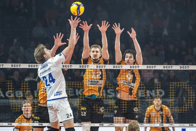 11.04.26, Berlin, Volleyball: 1.Bundesliga, Maenner, Finale, 1. Spieltag, BR Volleys - VFB Friedrichshafen, Max-Schmeling-Halle. Jonas Van Huizen spielt den Ball gegen den Block von Nolan Flexen (BR Volleys), Florian Krage-Brewitz (BR Volleys) und Jake Hanes (BR Volleys). BR Volleys - VFB Friedrichshafen *** 11 04 26, Berlin, Volleyball 1 Bundesliga, Men, Final, Matchday 1, BR Volleys VFB Friedrichshafen, Max Schmeling Halle Jonas Van Huizen plays the ball against the block of Nolan Flexen BR Volleys , Florian Krage Brewitz BR Volleys and Jake Hanes BR Volleys BR Volleys VFB Friedrichshafen