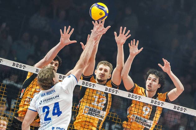 11 04 26, Berlin, Volleyball 1 Bundesliga, Men, Final, Matchday 1, BR Volleys VFB Friedrichshafen, Max Schmeling Halle Jonas Van Huizen plays the ball against the block of Nolan Flexen BR Volleys , Florian Krage Brewitz BR Volleys and Jake Hanes BR Volleys BR Volleys VFB Friedrichshafen