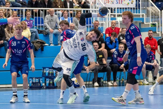 Jonathan Fischer SG BBM Bietigheim, 36 comes to throw against Julius Hein TSV Bayer Dormagen, 66 TSV Bayer Dormagen vs SG BBM Bietigheim, Handball, 2 HBL, Matchday 27, Season 2025 2026, 11 04 2026 TSV Bayer Dormagen vs SG BBM Bietigheim, Handball, 2 HBL, Matchday 27, Season 2025 2026, 11 04 2026 Dormagen Copyright: xEibner-Pressefoto ThomasxHaeslerx EP_THR