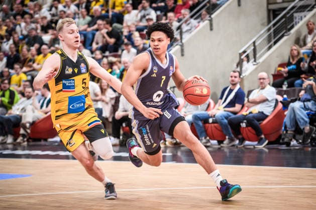 Jack Kayil ALBA Berlin, 07 pursued by Toms Skuja MHP RIESEN Ludwigsburg, 05 GER, MHP Riesen Ludwigsburg vs ALBA Berlin, Basketball Bundesliga, easycredit BBL, 29 Matchday, Season 2025 2026, 11 04 2026 GER, MHP Riesen Ludwigsburg vs ALBA Berlin, Basketball Bundesliga, easycredit BBL, 29 Matchday, Season 2025 2026, 11 04 2026 Ludwigsburg Copyright: xSandyxDinkelackerx EP_SDR