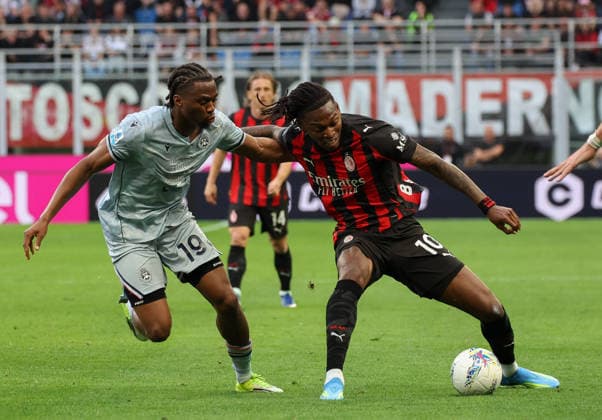 Foto IPP Roberto Bregani Milano 11-04-2026 Calcio Campionato di Serie A 2025 2026, Milan- Udinese Nella foto Rafael Leao del Milan uac Kingsley Ehizibue dell Udinese. Italy Photo Press World Copyright. italy ITALY  Copyright: xR4924_italyphotopressx