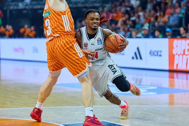 duel, duel between Christian Sengfelder ratiopharm ulm, 43 and Cobe Williams BMA365 Bamberg Baskets, 24 GER, ratiopharm ulm vs BMA365 Bamberg Baskets, Basketball, 29 Matchday, EasyCredit BBL, Season 2025 2026, 11 04 2026 GER, ratiopharm ulm vs BMA365 Bamberg Baskets, Basketball, 29 Matchday, EasyCredit BBL, Season 2025 2026, 11 04 2026 Neu Ulm Copyright: xEibner-Pressefoto GeraldxOelze-dexStoppanyx EP_ODS