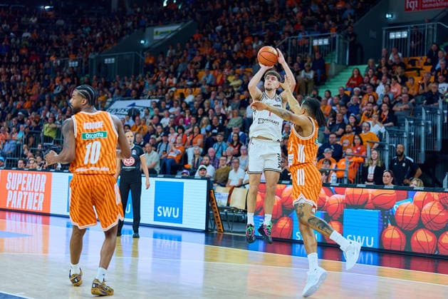 3-pointer by Zachary Ensminger BMA365 Bamberg Baskets, 01 against Nelson Weidemann ratiopharm ulm, 00 GER, ratiopharm ulm vs BMA365 Bamberg Baskets, Basketball, Matchday 29, EasyCredit BBL, Season 2025 2026, 11 04 2026 GER, ratiopharm ulm vs BMA365 Bamberg Baskets, Basketball, Matchday 29, EasyCredit BBL, Season 2025 2026, 11 04 2026 Neu Ulm Copyright: xEibner-Pressefoto GeraldxOelze-dexStoppanyx EP_ODS