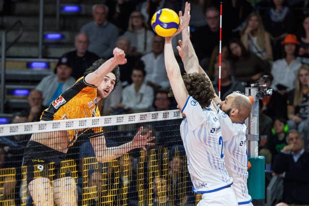 11 04 26, Berlin, Volleyball 1 Bundesliga, Men, Final, 1 Matchday, BR Volleys VFB Friedrichshafen, Max Schmeling Halle Nolan Flexen BR Volleys plays the ball over the net BR Volleys VFB Friedrichshafen