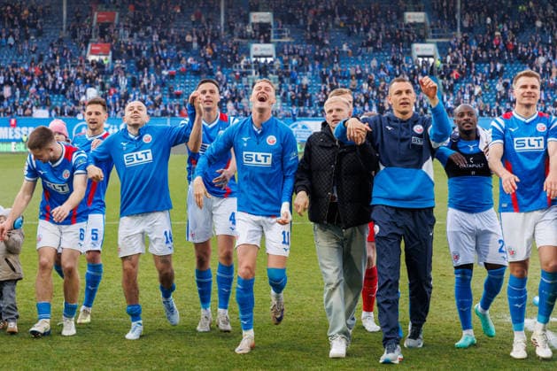 Siegjubel v.l. Marco Schuster (Rostock) , Adrien Lebeau (Rostock) , Kenan Fatkic (Rostock) , Emil Frost Holten (Rostock) , Franz Pfanne (Rostock) , Christian Kinsombi (Rostock) , Florian Carstens (Rostock) ; GER, FC Hansa Rostock vs. SSV Ulm 1846, Fußball, Männer, 3. Liga, 33.Spieltag, Spielzeit 2025 2026, 11.04.2026 Rostock Ostseestadion Mecklenburg - Vorpommern Deutschland *** Victory celebration f l Marco Schuster Rostock , Adrien Lebeau Rostock , Kenan Fatkic Rostock , Emil Frost Holten Rostock , Franz Pfanne Rostock , Christian Kinsombi Rostock , Florian Carstens Rostock GER, FC Hansa Rostock vs SSV Ulm 1846, Football, Men, 3 Liga, Matchday 33, Season 2025 2026, 11 04 2026 Rostock Ostseestadion Mecklenburg Vorpommern Germany