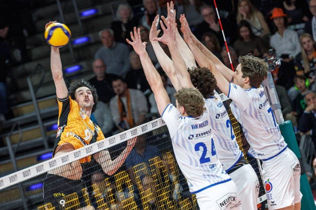 11 04 26, Berlin, Volleyball 1 Bundesliga, Men, Final, 1 Matchday, BR Volleys VFB Friedrichshafen, Max Schmeling Halle Nolan Flexen BR Volleys plays the ball over the net BR Volleys VFB Friedrichshafen