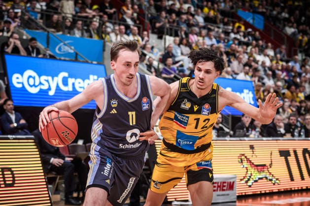Moses Wood ALBA Berlin, 11 vs Lenny Anigbata MHP RIESEN Ludwigsburg, 12 GER, MHP Riesen Ludwigsburg vs ALBA Berlin, Basketball Bundesliga, easycredit BBL, 29 Matchday, Season 2025 2026, 11 04 2026 GER, MHP Riesen Ludwigsburg vs ALBA Berlin, Basketball Bundesliga, easycredit BBL, 29 Matchday, Season 2025 2026, 11 04 2026 Ludwigsburg Copyright: xSandyxDinkelackerx EP_SDR
