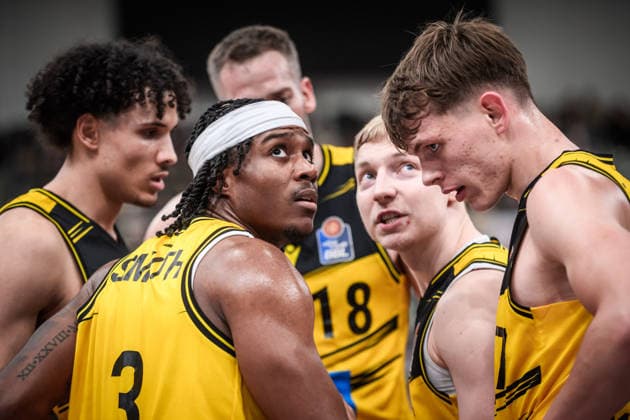 Stefan Smith (MHP RIESEN Ludwigsburg, 03), Mitte und Team - kritischer Blick zur Anzeigetafel GER, MHP Riesen Ludwigsburg vs. ALBA Berlin, Basketball Bundesliga, easycredit BBL, 29. Spieltag, Spielzeit 2025 2026, 11.04.2026 GER, MHP Riesen Ludwigsburg vs. ALBA Berlin, Basketball Bundesliga, easycredit BBL, 29. Spieltag, Spielzeit 2025 2026, 11.04.2026 Ludwigsburg *** Stefan Smith MHP RIESEN Ludwigsburg, 03 , Center and team critical look at the scoreboard GER, MHP Riesen Ludwigsburg vs ALBA Berlin, Basketball Bundesliga, easycredit BBL, Matchday 29, Season 2025 2026, 11 04 2026 GER, MHP Riesen Ludwigsburg vs ALBA Berlin, Basketball Bundesliga, easycredit BBL, Matchday 29, Season 2025 2026, 11 04 2026 Ludwigsburg Copyright: xSandyxDinkelackerx EP_SDR