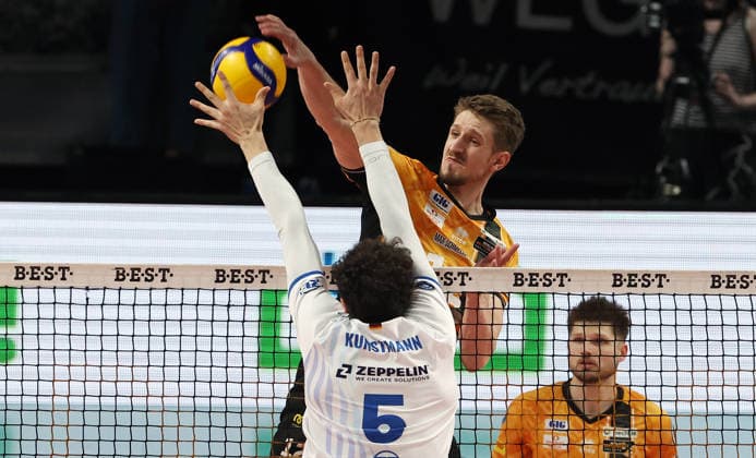 Florian Krage Brewitz in attack, Louis Kunstmann duel Match scene Action Sport Volleyball Bundesliga Mens Play Off semi-final 1 match day Season 2025 2026 11 04 2026 BR Volleys Berlin BRV vs VfB Friedrichshafen