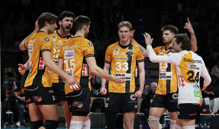 BR Volleys celebrate after winning set 1 1 Joy Emotion Jubilation Sport Volleyball Bundesliga Mens Play Off Semi-Final 1 Match Matchday Season 2025 2026 11 04 2026 BR Volleys Berlin BRV vs VfB Friedrichshafen