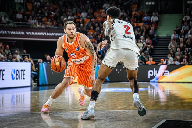 Malik Osborne (ratiopharm ulm) undIbrahim Watson (BMA365 Bamberg Baskets) im Zweikampf, battle for the ball, ratiopharm ulm vs BMA365 Bamberg Baskets *** Malik Osborne ratiopharm ulm andIbrahim Watson BMA365 Bamberg Baskets in a duel, battle for the ball, ratiopharm ulm vs BMA365 Bamberg Baskets