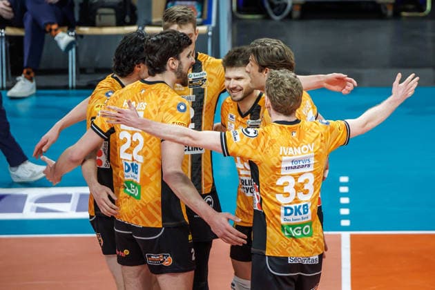 11 04 26, Berlin, Volleyball 1 Bundesliga, Men, Final, 1 Matchday, BR Volleys VFB Friedrichshafen, Max Schmeling Halle The team is happy about the set win BR Volleys VFB Friedrichshafen