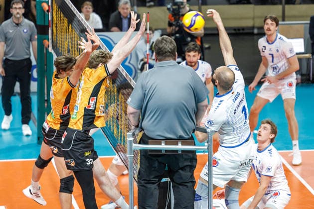 11 04 26, Berlin, Volleyball 1 Bundesliga, Men, Final, 1 Matchday, BR Volleys VFB Friedrichshafen, Max Schmeling Halle Kyle Hobus plays the ball over the net BR Volleys VFB Friedrichshafen