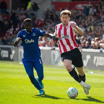 Nathan Collins (R) skipping past Idrissa Gueye (L) during, Brentford v Everton at Gtech Community Stadium in London, United Kingdom (Photo by Elliot Legg Sports Press Photo) Copyright: xElliotxLegg SportsxPressxPhotox Sportspressphoto_SPR127543