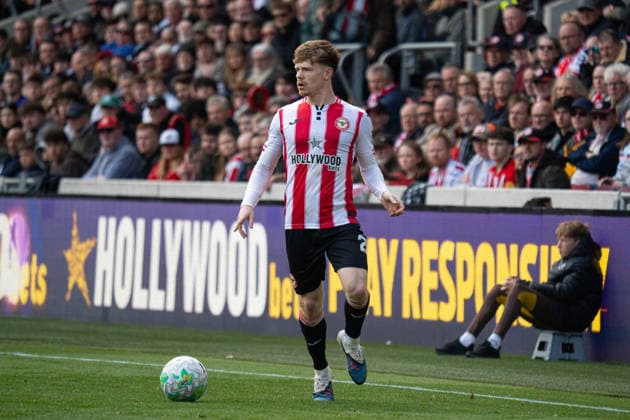 Keane Lewis-Potter looking to play a ball into the box during, Brentford v Everton at Gtech Community Stadium in London, United Kingdom (Photo by Elliot Legg Sports Press Photo) Copyright: xElliotxLegg SportsxPressxPhotox Sportspressphoto_SPR127544