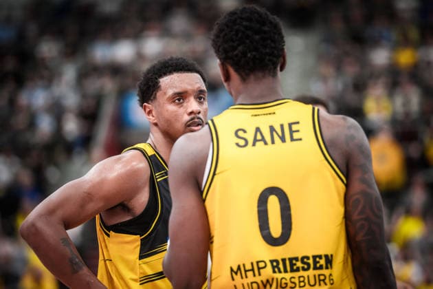Elijah Hughes MHP RIESEN Ludwigsburg, 07 talks to Babacar Sane MHP RIESEN Ludwigsburg, 00 GER, MHP Riesen Ludwigsburg vs ALBA Berlin, Basketball Bundesliga, easycredit BBL, 29 Matchday, Season 2025 2026, 11 04 2026 GER, MHP Riesen Ludwigsburg vs ALBA Berlin, Basketball Bundesliga, easycredit BBL, 29 Matchday, Season 2025 2026, 11 04 2026 Ludwigsburg Copyright: xSandyxDinkelackerx EP_SDR