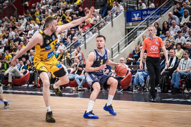 Martin Hermannsson ALBA Berlin, 15 vs Jonas Wohlfarth Bottermann MHP RIESEN Ludwigsburg, 18 GER, MHP Riesen Ludwigsburg vs ALBA Berlin, Basketball Bundesliga, easycredit BBL, 29 Matchday, Season 2025 2026, 11 04 2026 GER, MHP Riesen Ludwigsburg vs ALBA Berlin, Basketball Bundesliga, easycredit BBL, 29 Matchday, Season 2025 2026, 11 04 2026 Ludwigsburg Copyright: xSandyxDinkelackerx EP_SDR
