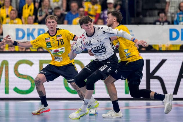 v.li.: Edwin Aspenbäck (RNL, 78), Lasse Möller (Flensburg, 64), Steven Plucnar Jacobsen (RNL, 9), Zweikampf, Spielszene, Duell, duel, tackle, tackling, Dynamik, Action, Aktion, 11.04.2026, Mannheim (Deutschland), Handball, Bundesliga, Rhein-Neckar Löwen - SG Flensburg-Handewitt *** from left Edwin Aspenbäck RNL, 78 , Lasse Möller Flensburg, 64 , Steven Plucnar Jacobsen RNL, 9 , duel, duel, tackle, tackling, dynamics, action, action, 11 04 2026, Mannheim Germany , Handball, Bundesliga, Rhein Neckar Löwen SG Flensburg Handewitt xozx
